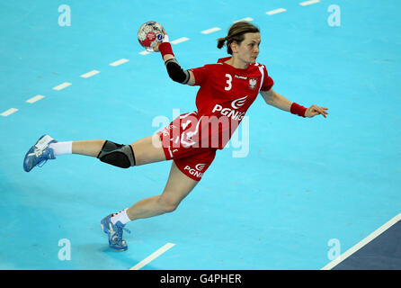 Die polnische Kaja Baranowska punktet beim Goldmedaillenspiel während des London Handball Cup und 2012 beim Testevent im Olympic Park in London. Stockfoto