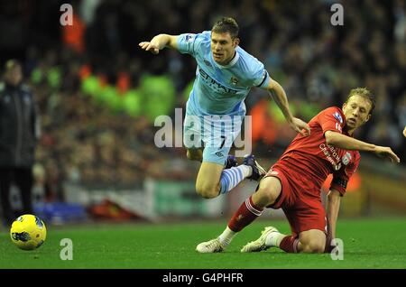 Fußball - Barclays Premier League - Liverpool - Manchester City - Anfield. James Milner von Manchester City (links) und Leiva Lucas von Liverpool (rechts) in Aktion Stockfoto