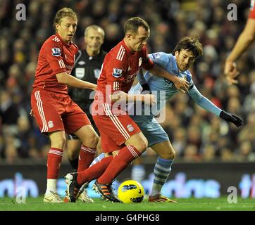 Liverpools Leiva Lucas (links) und Charlie Adam (Mitte) in Aktion Gegen David Silva von Manchester City (rechts) Stockfoto