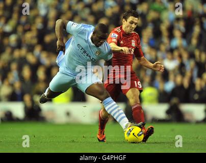 Fußball - Barclays Premier League - Liverpool - Manchester City - Anfield. Micah Richards (links) von Manchester City und Stewart Downing (rechts) von Liverpool in Aktion Stockfoto