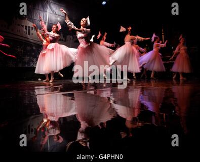 Foto. Tänzer der Monica Loughman Ballet School treten in der O'Connell Street auf, während Dublins Weihnachtslichter heute Abend von Oberbürgermeister Andrew Montague eingeschaltet werden. Stockfoto