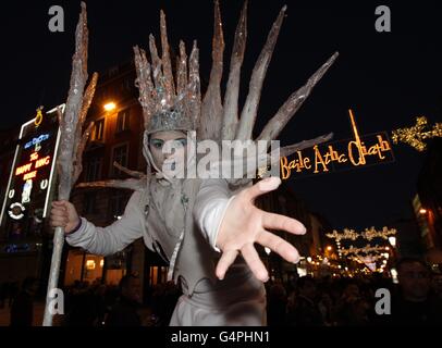 EIGENSTÄNDIGES Foto. Eine Figur namens Jackie Frost unterhält Kinder in der O'Connell Street, während Dublins Weihnachtslichter heute Abend vom Oberbürgermeister Andrew Montague eingeschaltet werden. Stockfoto