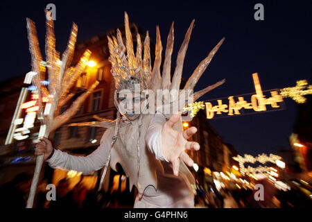 EIGENSTÄNDIGES Foto. Eine Figur namens Jackie Frost unterhält Kinder in der O'Connell Street, während Dublins Weihnachtslichter heute Abend vom Oberbürgermeister Andrew Montague eingeschaltet werden. Stockfoto