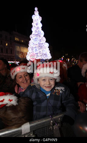 EIGENSTÄNDIGES Foto. Conor Greene 7, in der O'Connell Street, während Dublins Weihnachtsbeleuchtung heute Abend vom Oberbürgermeister Andrew Montague eingeschaltet wird. Stockfoto