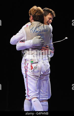 Die Briten Richard Kruse und Laurence Halsted feiern den Sieg über Russland während der Fechtinternational-Einladung in der Excel Arena in London. Stockfoto