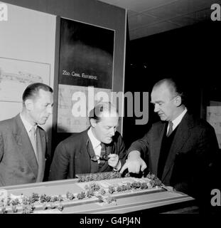 BILD DER BIBLIOTHEKSDATEI VOM 13/10/60: Links- rechts Herr F.A.P Stengelhofen, Sir Hugh Casson und Herr Peter Shepherd. Der Architekt und ehemalige Präsident der Königlichen Akademie Sir Hugh Casson, 89, starb am Sonntag nach langer Krankheit, die Königliche Akademie gab heute Abend bekannt, Montag, 16. August 1999 Sir Hugh war Präsident der Akademie von 1976 bis 1984, In dieser Zeit fanden viele wegweisende Ausstellungen statt.SIEHE PA Story DEATH Casson.PA Photo. Stockfoto