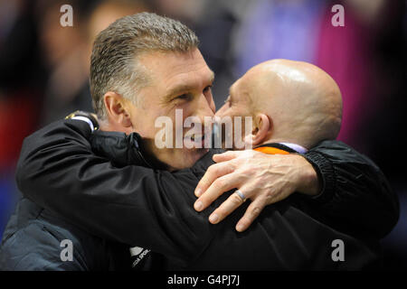 Soccer - npower Football League Championship - Leicester City / Blackpool - The King Power Stadium. Leicester City Manager Nigel Pearson und Blackpool Manager Ian Holloway umarmen sich vor dem Spiel Stockfoto