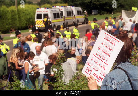 Die Polizei bildet eine Linie, da mehr als 200 Tierrechtler eine Kundgebung vor der Shamrock Farm in Small Dole, in der Nähe von Henfield, West Sussex, veranstalten, um sich gegen die Einfuhr von Makaken-Affen nach Großbritannien zu widersetzen, die für medizinische Tests verwendet werden sollen. Stockfoto