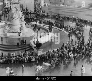 Die königliche Prozession, bei der die Königin und der Herzog von Edinburgh im führenden irischen Staatswagen reiten, umgeht das Queen Victoria Memorial bei der Rückkehr zum Buckingham Palace, nachdem die Königin die neue Parlamentssitzung eröffnet hatte. Stockfoto