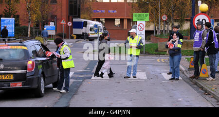 Mitarbeiter des öffentlichen Sektors werden vor dem St James Hospital in Leeds auf einer Streikposten geführt, während die Beschäftigten in einem Streit über die Renten in einen Generalstreik traten. Stockfoto