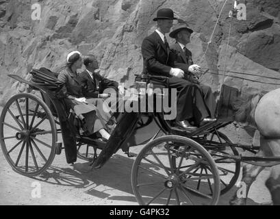 Königin Elizabeth II. Und der Herzog von Edinburgh fahren in einer Pferdekutsche um die winzige Insel Sark. Autos sind auf Sark verboten, auch für Royalty. Stockfoto