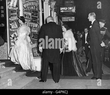 Königin Elizabeth II., gefolgt von Prinzessin Margaret und dem Herzog von Edinburgh, kommt im Londoner Palladium zur Royal Command Variety Performance an. Stockfoto