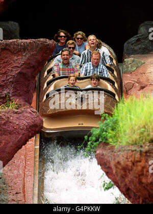 Prinz Harry (vorne links) reitet einen Holzabfluß auf dem Splash Mountain im Disney's Magic Kingdom in Florida, USA, und lehnt sich nach vorne, versteckt (obere Reihe rechts), ist seine Mutter, die Prinzessin von Wales. Stockfoto