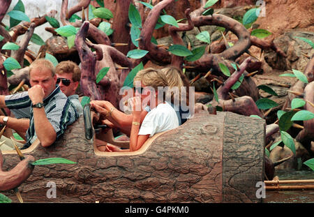 Diana, Florida. Die Prinzessin von Wales reitet auf einer Blockflöte den Splash Mountain im Disney's Magic Kingdom in Florida, USA. Stockfoto
