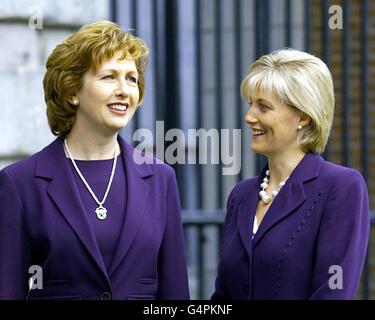 Die Gräfin von Wessex mit der irischen Präsidentin Mary McAleese (links) im Dublin Castle für die Millennium Gold Encounter, die gemeinsam vom Irish President's Award und dem Duke of Edinburgh Award veranstaltet wird. Stockfoto