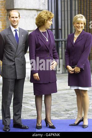 Der Graf und die Gräfin von Wessex mit der irischen Präsidentin Mary McAleese (Mitte) im Dublin Castle anlässlich der Millennium Gold Encounter, die gemeinsam vom Irish President's Award und dem Duke of Edinburgh Award veranstaltet wird. Stockfoto