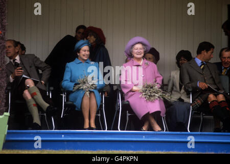 Königin Elizabeth II. Mit dem Herzog von Edinburgh, der Königin Mutter und dem Prinz von Wales bei den Braemar-Spielen im Princess Royal und Duke of Fife Memorial Park in Schottland. Stockfoto