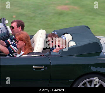 Der Duke und die Herzogin von York mit den Prinzessinnen Eugenie und beatrice (R) kommen zum Promi-Golfturnier der Herzogin von York, das in Wentworth stattfindet, das die traditionelle Spendenveranstaltung für die Vereinigung der motorischen Neuronen ist. Stockfoto