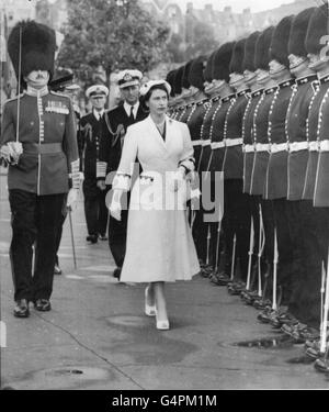 Königin Elizabeth II. Inspiziert die Prince of Wales Company, 1. Bataillon der Welsh Guards, in Swansea, im Rahmen ihrer zweitägigen Krönungsreise durch Wales. Hinter der Königin steht Prinz Philip, der Herzog von Edinburgh, in der Uniform des Admiral der Flotte. Stockfoto