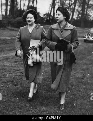 Pferderennen - Sandown Park Racecourse. Queen Elizabeth II und die Queen Mother bei den Rennen im Sandown Park. Stockfoto