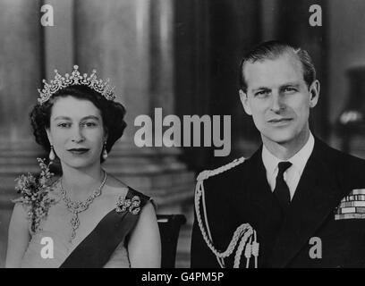 Ein Baron-Porträt von Königin Elizabeth II. Und dem Herzog von Edinburgh im Grand Eingang des Buckingham Palace, London, vor der Abreise zur Commonwealth Tour. Stockfoto