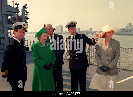 Königin Elizabeth II und Prinz Philip in Portsmouth Stockfoto