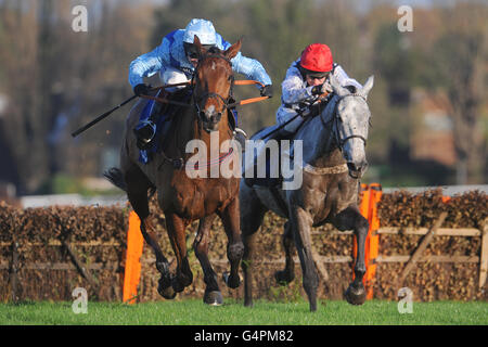 Fingal Bay mit Richard Johnson (links) geht weiter zu Gewinnen Sie die Hürde der Neptune Investment Management-Neulinge vor Simonsig Mit Barry Geraghty (rechts) Stockfoto