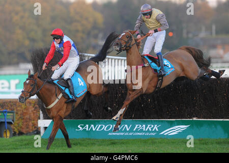 Golan Way geritten von Marc Goldstein (links) springt der letzte Fence und geht auf, um die Sportingbet Future Stars zu gewinnen Verfolgungsjagd vor Benbane Head mit Alain Cawley (rechts) Stockfoto