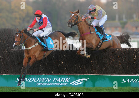 Golan Way geritten von Marc Goldstein (links) springt der letzte Fence und geht auf, um die Sportingbet Future Stars zu gewinnen Verfolgungsjagd vor Benbane Head mit Alain Cawley (rechts) Stockfoto