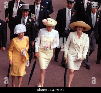 (Links - rechts) Prinzessin Margaret, die Prinzessin von Wales und die Herzogin von York bei Royal Ascot. Stockfoto