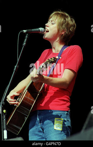 Popsängerin Beth Orton, die auf der Bühne des Reading Music Festival 1999 auftrat. Stockfoto