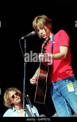 Popsängerin Beth Orton, die auf der Bühne des Reading Music Festival 1999 auftrat. Stockfoto