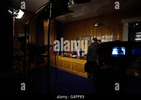 Taoiseach Enda Kenny in Regierungsgebäuden, als er eine Live-TV-Adresse an die Nation auf Budget 2012. Stockfoto