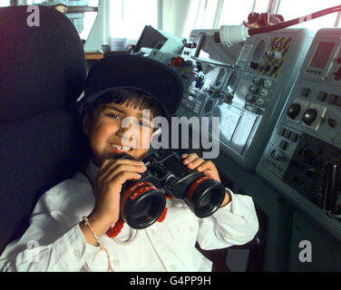 Sieben Jahre altes Kindergenie Nirav Gathani auf der Brücke des Flugzeugträgers HMS Illustrious in Portsmouth. Der junge Student hat Pläne, ein Royal Navy Kapitän zu werden. Stockfoto