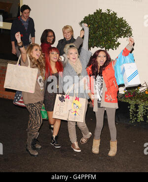 Die Teilnehmer Little Mix (von links nach rechts) Jesy Nelson, Leigh-Anne Pinnock, Perrie Edwards und Jade Thirlwall verlassen nach dem X Factor in den Fountain Studios in Wembley. Stockfoto