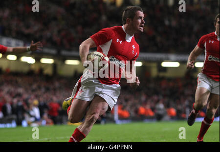 Rugby Union - Autumn International - Wales - Australien - Millennium Stadium. Shane Williams geht rüber, um seinen letzten Versuch für Wales während des Internationalen Spiels im Millennium Stadium, Cardiff, zu erzielen. Stockfoto