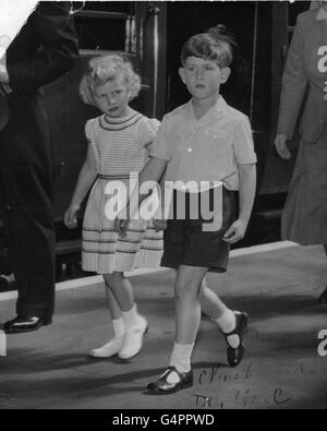 Prinz Charles, Prinzessin Anne in Portsmouth an Bord der Royal Yacht Britannia. Gemeinsam mit ihren Eltern, der Queen und dem Duke of Edinburgh, Unternehmen sie eine achttägige Bootstour. Stockfoto