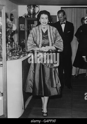 Königin Elizabeth II., begleitet vom Duke of Edinburgh, bei der Ankunft bei der Horse of the Year Show in Harringay, London. Stockfoto