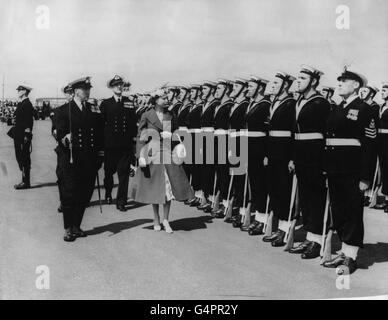 Queen Elizabeth II inspiziert die Ehrenwache, als sie in der Royal Naval Air Station in Lee-on-Solent, Hampshire ankam, um ihre Farbe dem Fleet Air Arm zu präsentieren. Stockfoto