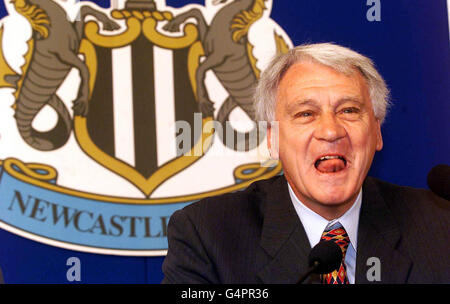 Dieses Bild kann nur im Rahmen eines redaktionellen Features verwendet werden: Bobby Robson, 66, während der Pressekonferenz im St James Park in Newcastle, um seine Position im Fußballverein Newcastle United einzunehmen. * der ehemalige England-Manager wurde zehn Meilen vom Boden entfernt geboren. Seine Ernennung folgt auf den Rücktritt von Ruud Gullit. Stockfoto