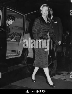 Königin Elizabeth II. Bei der Ankunft in der Royal Albert Hall, um am British Legion's Festival of Remembrance teilzunehmen. Stockfoto