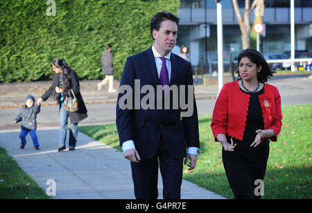Der Gewerkschaftsführer Ed Miliband kämpft mit Seema Malhotra, dem Kandidaten der Labour-Partei bei den Nachwahlen von Feltham und Heston, in Feltham. Stockfoto
