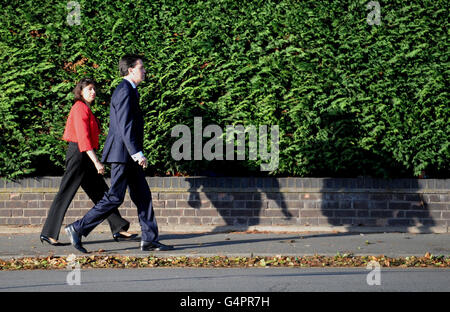 Der Gewerkschaftsführer Ed Miliband kämpft mit Seema Malhotra, dem Kandidaten der Labour-Partei bei den Nachwahlen von Feltham und Heston, in Feltham. Stockfoto