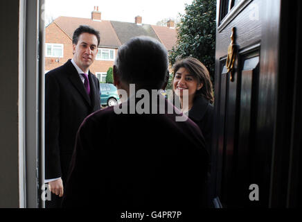 Der Gewerkschaftsführer Ed Miliband kämpft mit Seema Malhotra, dem Kandidaten der Labour-Partei bei den Nachwahlen von Feltham und Heston, in Feltham. Stockfoto