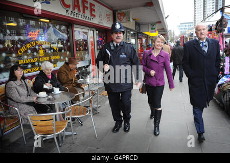 Der ehemalige Metropolitan Police Commissioner Lord Stevens (rechts), die Schattenheimsekretärin Yvette Cooper und Sergeant Ian Rowing laufen entlang des Church Street Market im Nordwesten Londons, nachdem sie die unabhängige Kommission zur Zukunft der Polizeiarbeit ins Leben gerufen haben, die sich mit der Zukunft der Polizeiarbeit in England und Wales befassen wird. Stockfoto