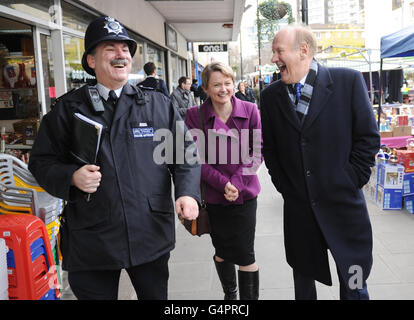 Der ehemalige Metropolitan Police Commissioner Lord Stevens (rechts), die Schattenheimsekretärin Yvette Cooper und Sergeant Ian Rowing laufen entlang des Church Street Market im Nordwesten Londons, nachdem sie die unabhängige Kommission zur Zukunft der Polizeiarbeit ins Leben gerufen haben, die sich mit der Zukunft der Polizeiarbeit in England und Wales befassen wird. Stockfoto