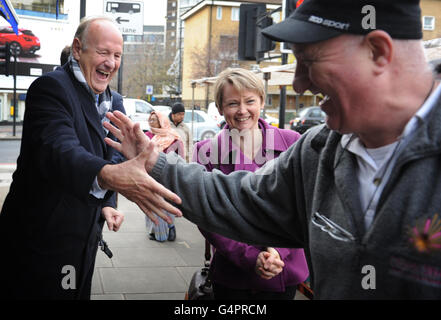 Der ehemalige Metropolitan Police Commissioner Lord Stevens und die Schatten-Sekretärin Yvette Cooper treffen sich auf dem Church Street Market im Nordwesten Londons mit Einheimischen, nachdem sie die unabhängige Kommission zur Zukunft der Polizeiarbeit ins Leben gerufen haben, die sich mit der Zukunft der Polizeiarbeit in England und Wales befassen wird. Stockfoto