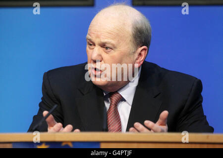 Finanzminister Michael Noonan spricht während einer Pressekonferenz in Regierungsgebäuden am zweiten Tag des irischen Haushalts. Stockfoto