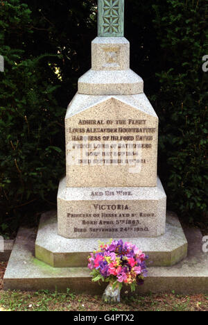 Die Gräber der Großeltern des Herzogs von Edinburgh, Prinz Louis von Battenberg und Prinzessin Victoria von Hessen, in der St. Mildred's Church, Whippingham, nahe East Cowes, auf der Isle of Wight, die der Prinz von Wales auf einem Tagesausflug auf die Insel besucht. Stockfoto