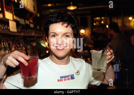 Die Schauspielerin Dervla Kirwan (aus der Fernsehserie Ballykissangel) mischt Cocktails in der Cantaloupe Bar in London im Rahmen der Veranstaltung "absolut Bar Stars", die vom Terrence Higgins Trust organisiert wird. Stockfoto